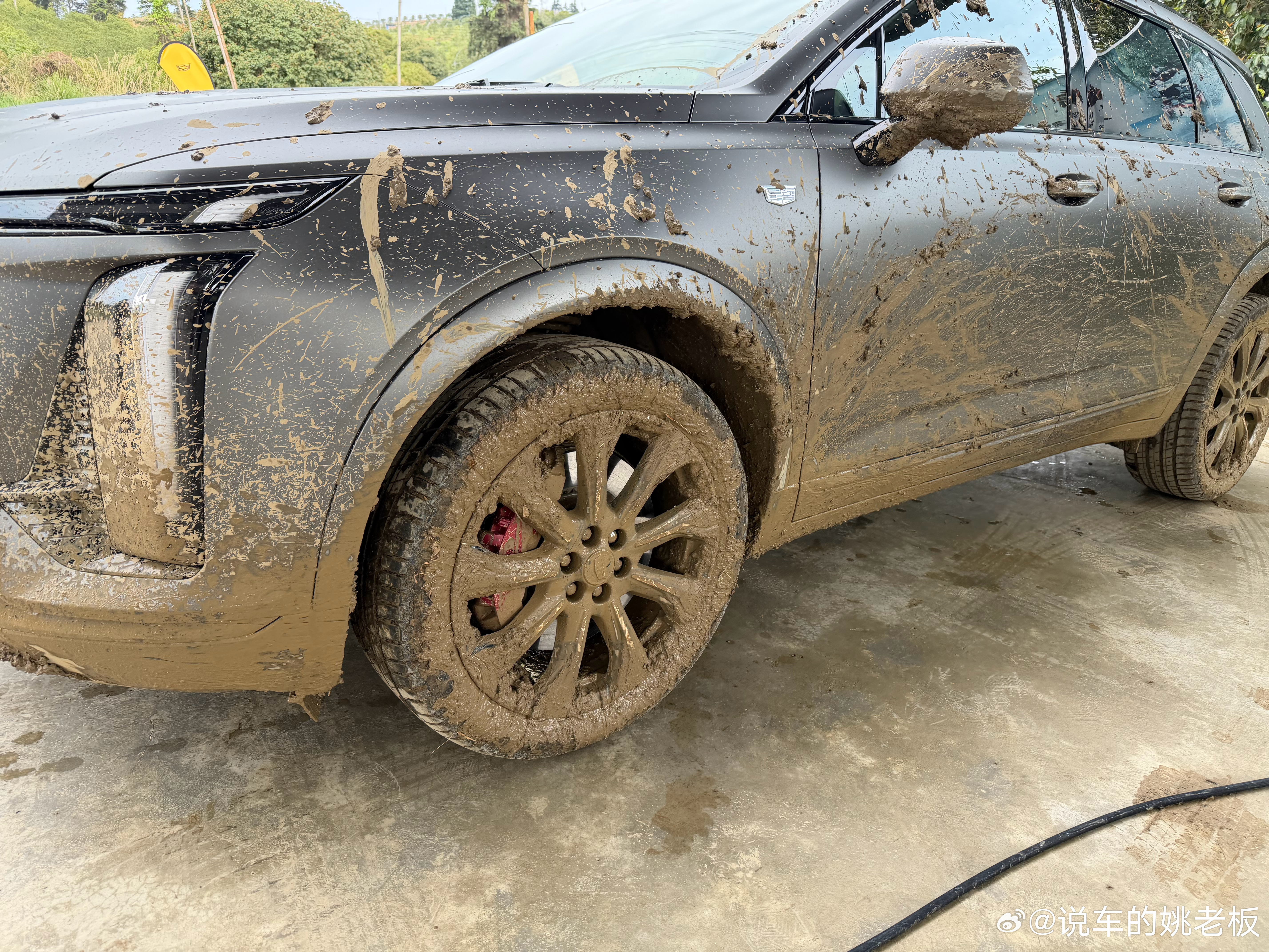 洗车大哥看见这个造型 直接懵了 说没有200洗不了跟姚老板混一天吃9顿