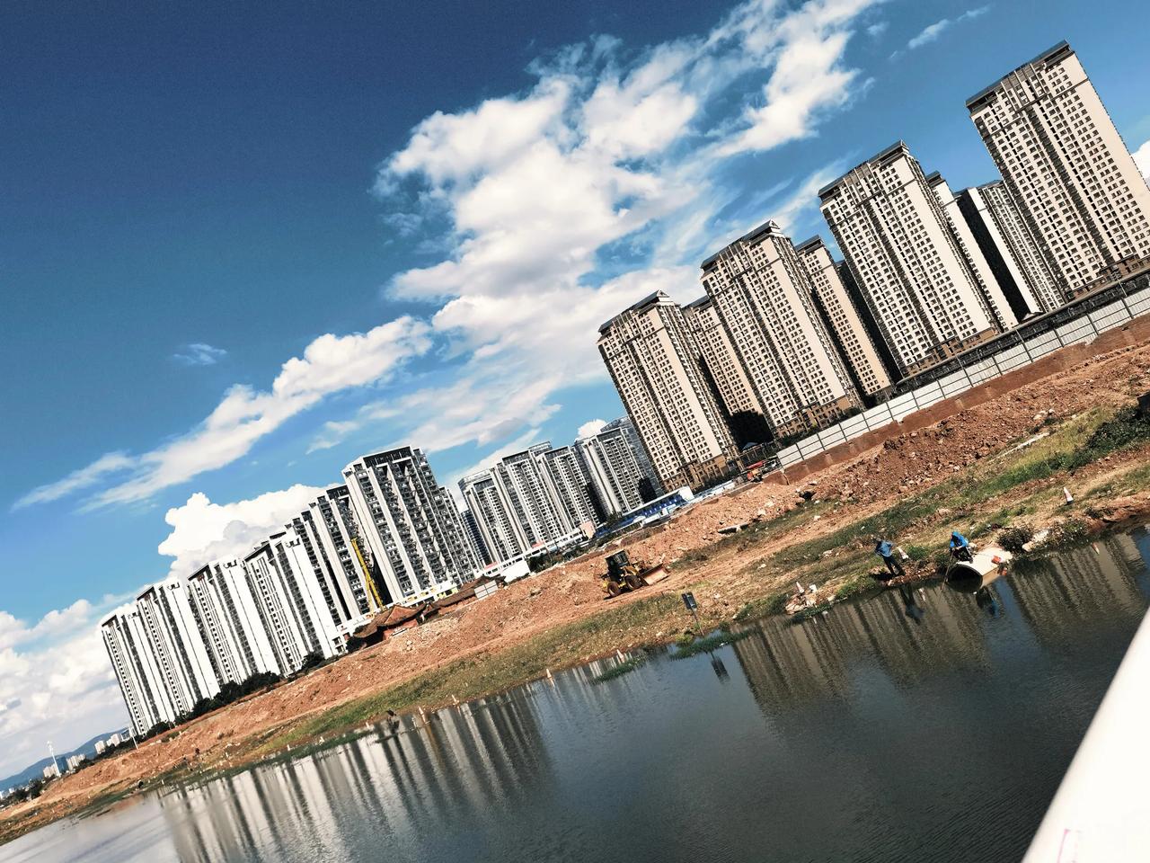 官渡区广福路与巫家坝路交叉口的这个新海河湿地公园一期有一面靠近巫家坝路的一面基本