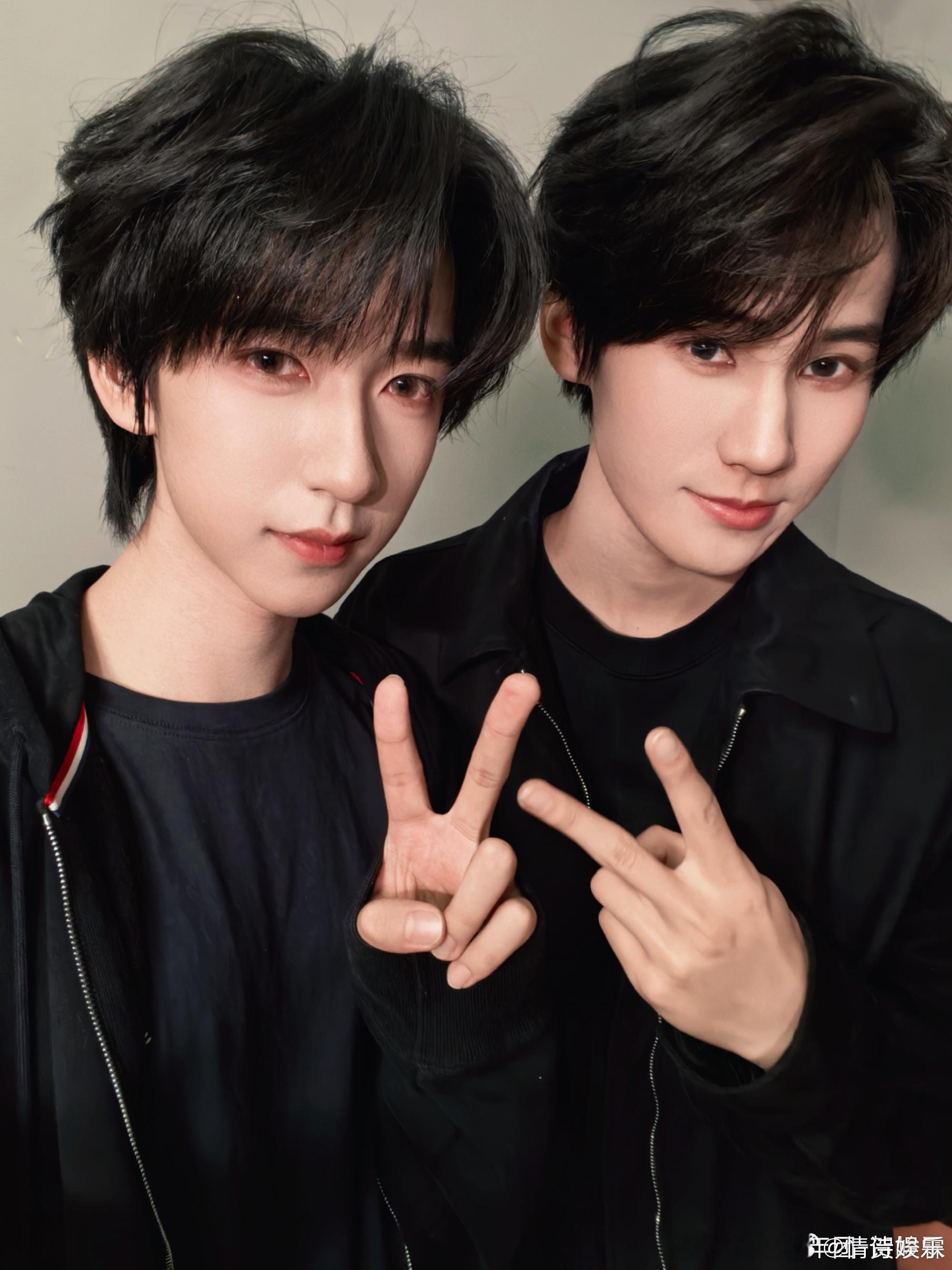 张真源半夜接贺峻霖电话贺峻霖说张真源让人安心 破防了，张真源永远是贺峻霖的安心后