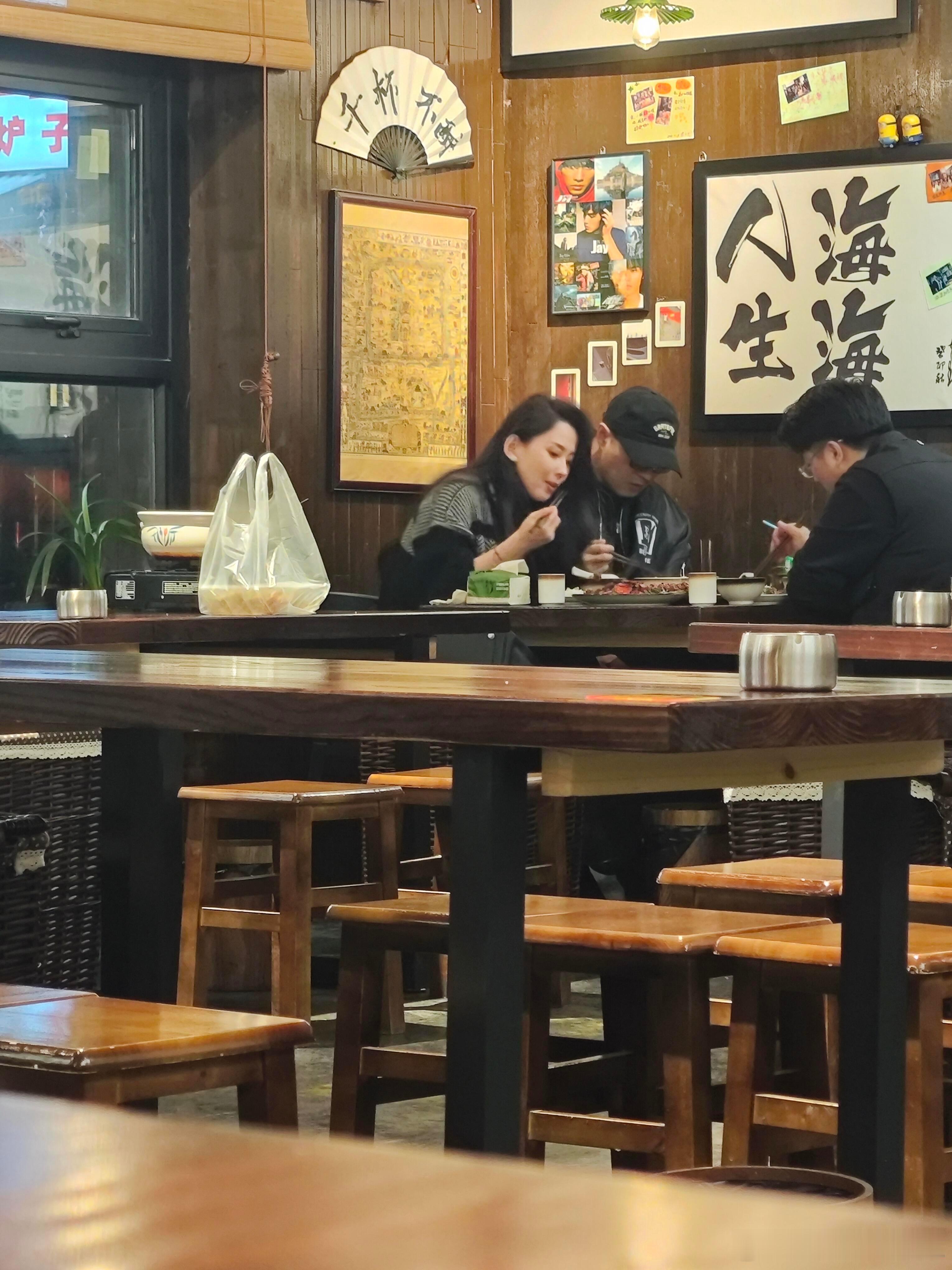 汪峰森林北与好友聚餐汪峰跟森林北聚餐时抽烟 汪峰森林北与好友聚餐被偶遇，吃饭时汪
