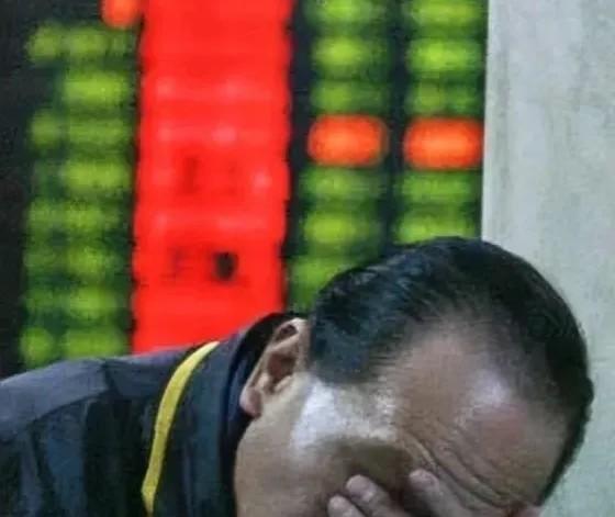 不讲武德！节后第二天上证下跌3.7%，深证下跌4.8%，近5000家股票下跌。本