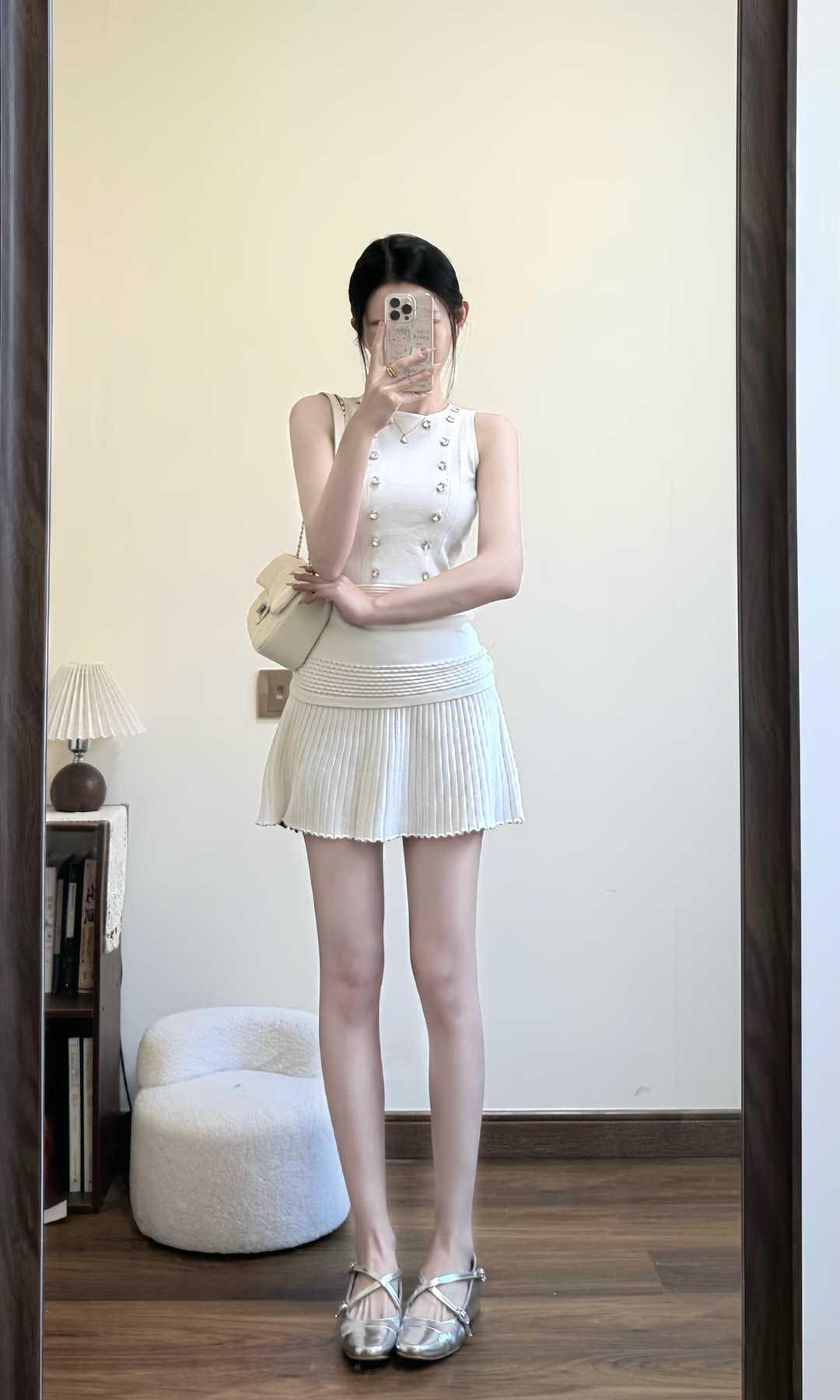 简单穿搭好看吗这些穿搭简约又耐看，温柔又有气质。浅色系上衣干净显白，版型修身不紧