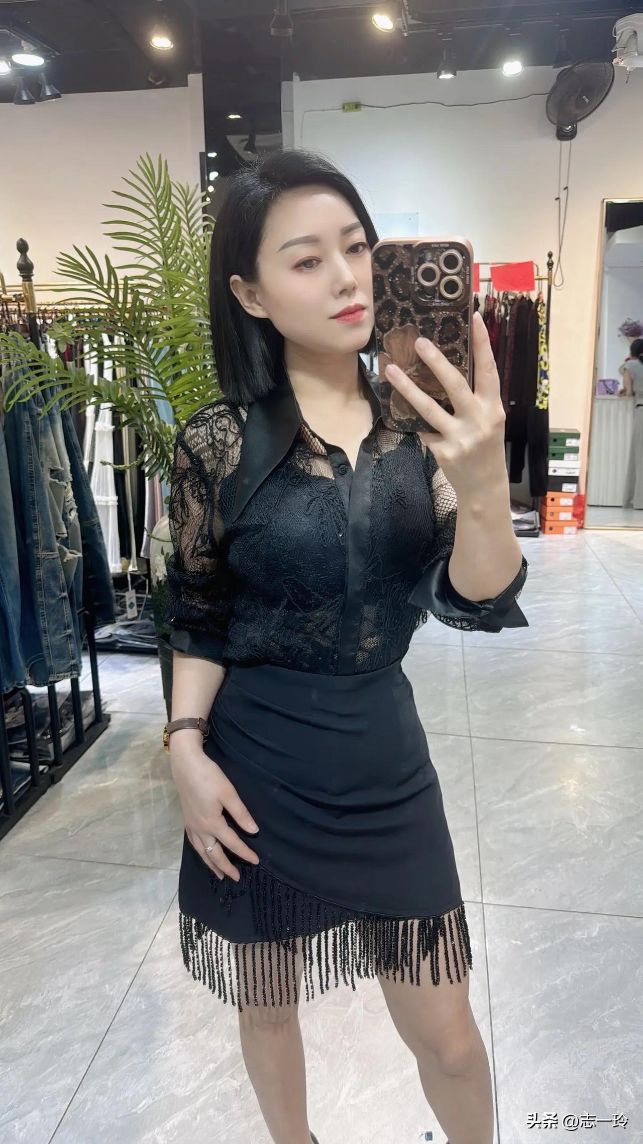 优雅黑裙，时尚穿搭，自信自拍！