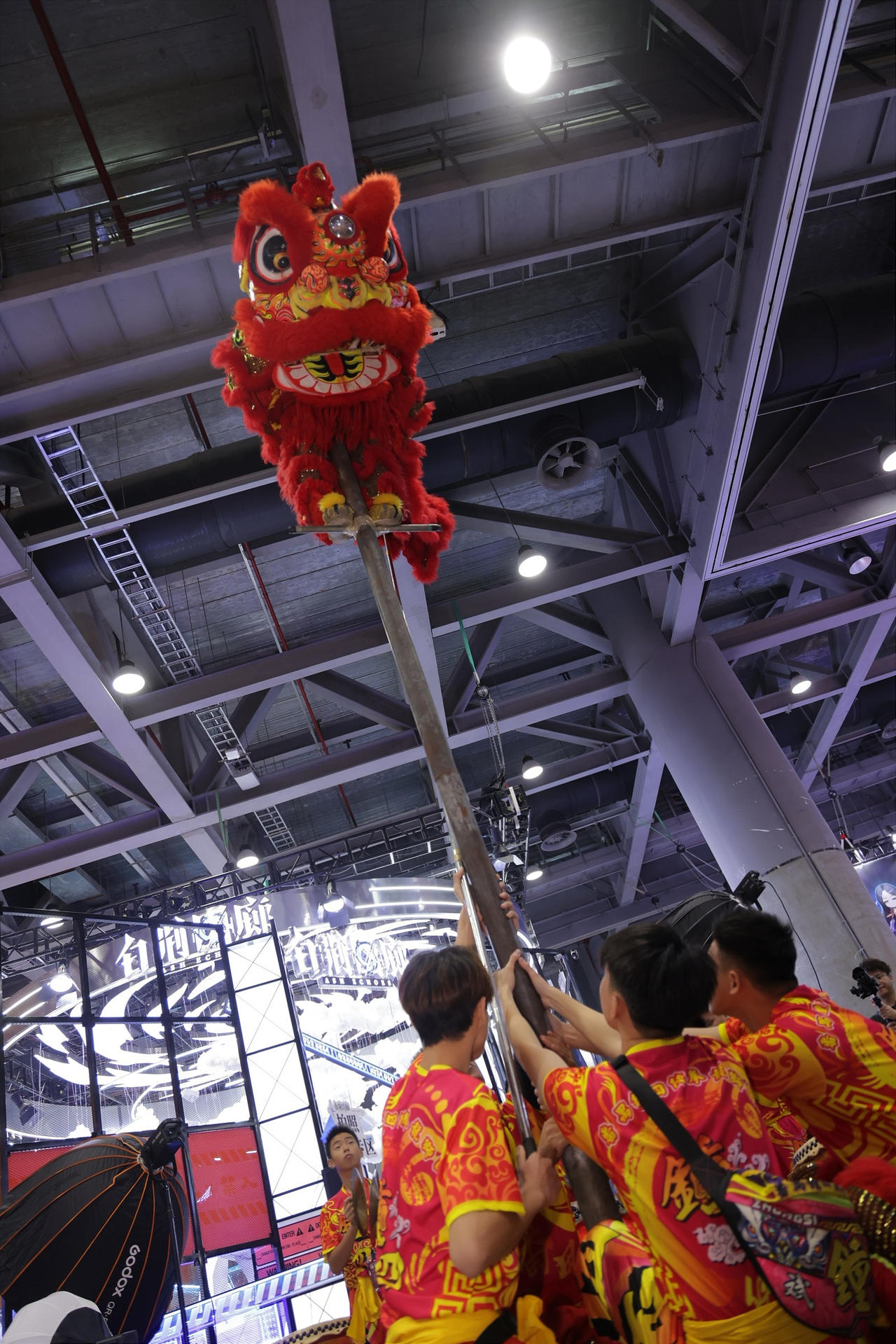 #赛博舞狮燃炸了# 萤火虫漫展现场莫红袖coser现场舞狮，这也太帅啦！！ ​​