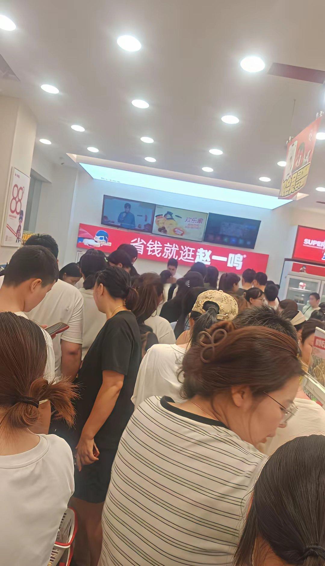 台风来不来还不确定，温州人的抗台DNA先醒了全城扎堆囤应急干粮，赵一鸣货架空了，