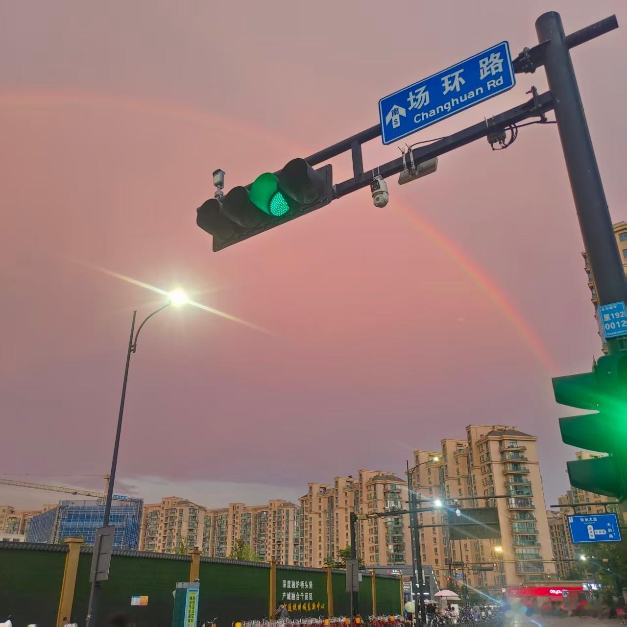 昨晚朋友拍的，杭州爱意滋长的天空加🌈 