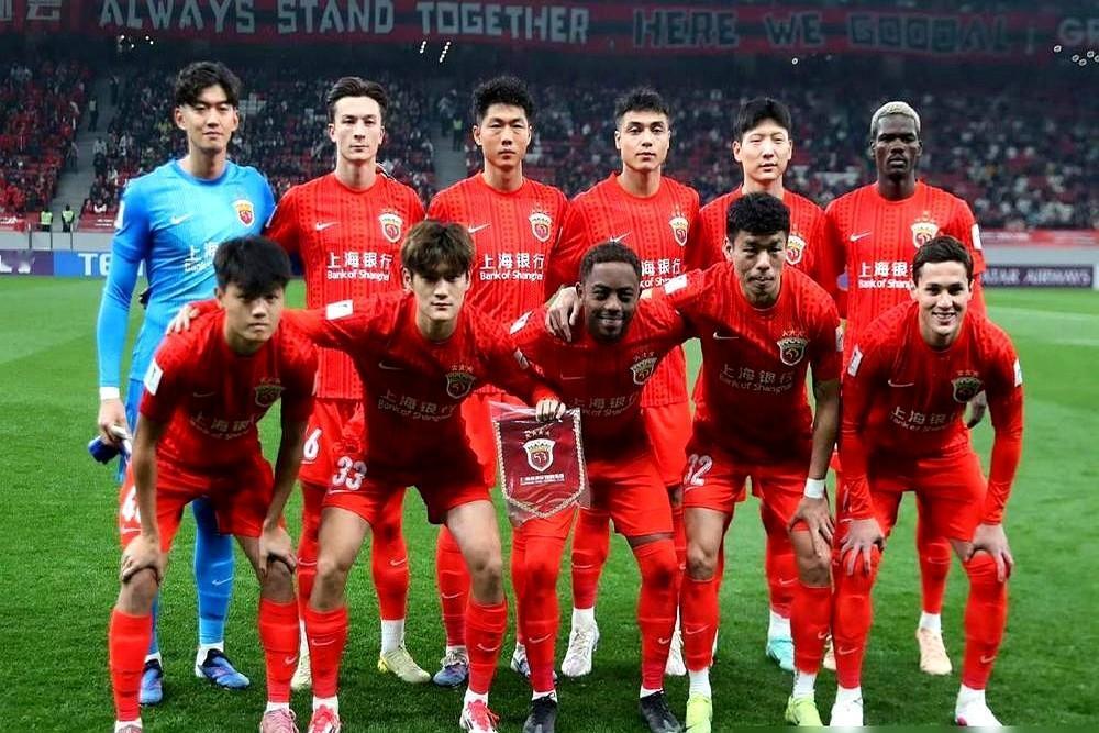 亚冠右路被人打成筛子，球迷都盼着来个狠角色救场。

结果，俱乐部没去抢什么大牌前