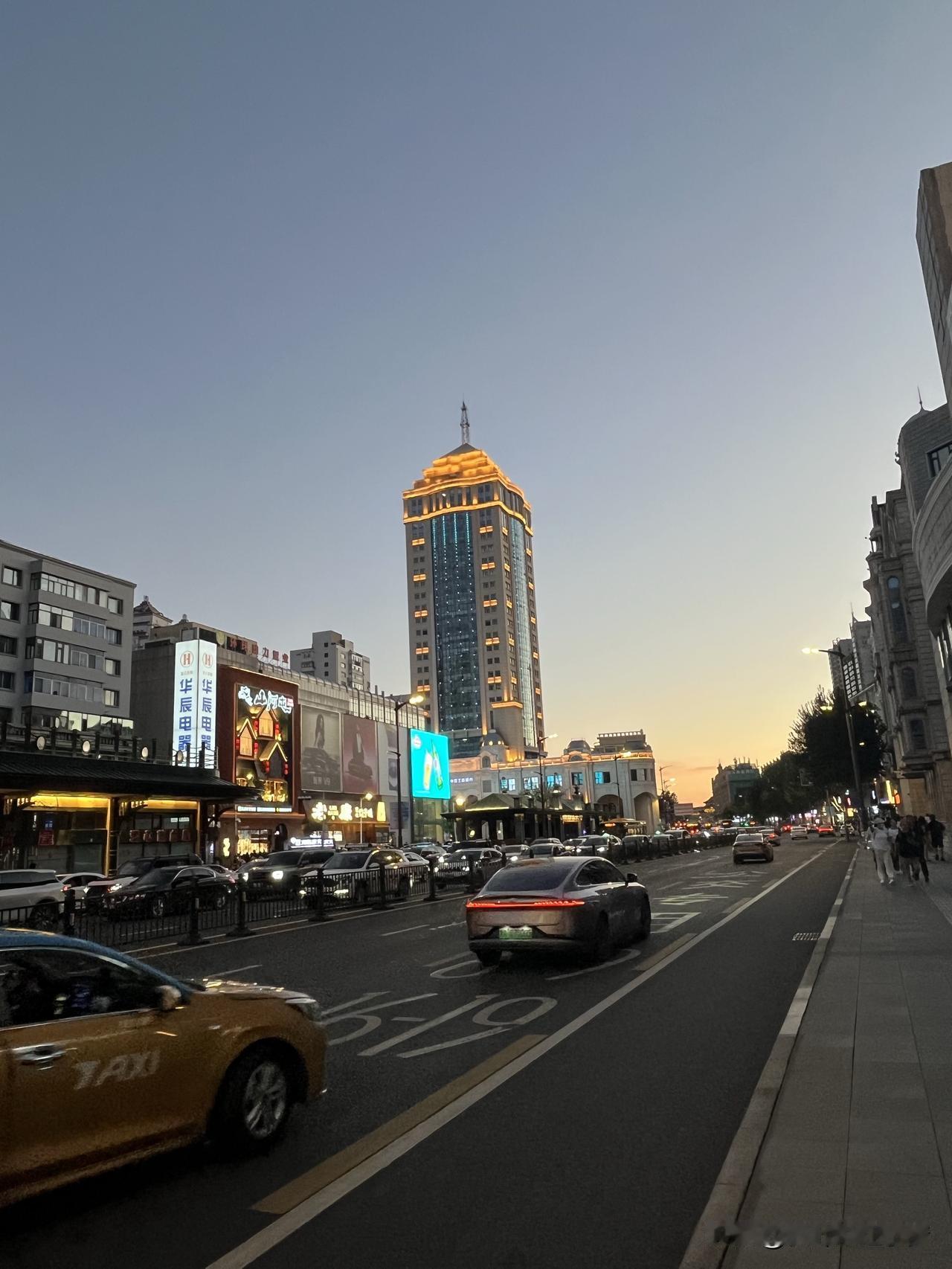 再深的夜，也抵不过一片璀璨灯光的温柔与坚持，它照亮前路，也照亮心房。