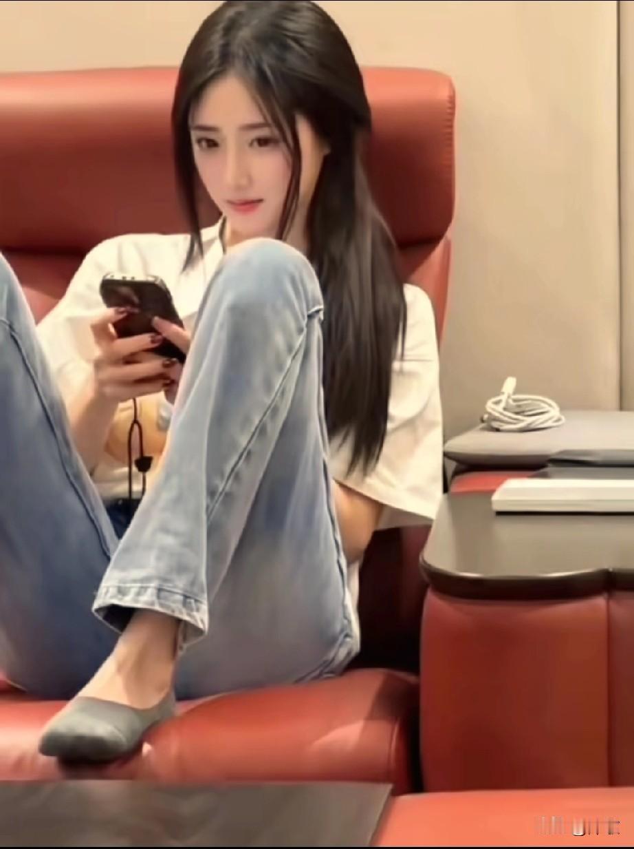 听说男生都喜欢这种类型大长腿 白衬衫