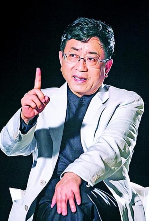 26年前，余秋雨夜访一名画家，画家拿出了一份仇人名单：“每死一个，我就划掉一个名
