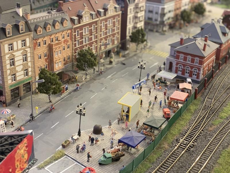 生活想开心快乐，其实没那么复杂。
别老盯着未实现的目标，学会感恩当下。每天花几分