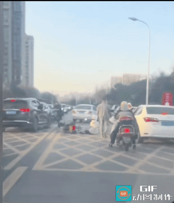 发视频的人说，开车的女子撞倒电动车后想逃离，被灰衣男子给挡下了。
可视频中，听到