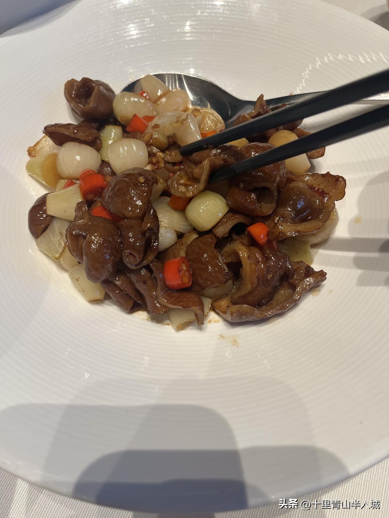 高考后的幸福烦恼！

昨晚一下班，孩爸开车带着小女儿又拉上我，然后直奔苏州大女儿