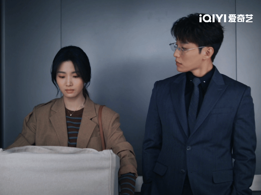 表面按电梯实则背后抱 卢昱晓和代旭的氛围感太绝了！《电视剧轧戏》里按电梯背后抱的