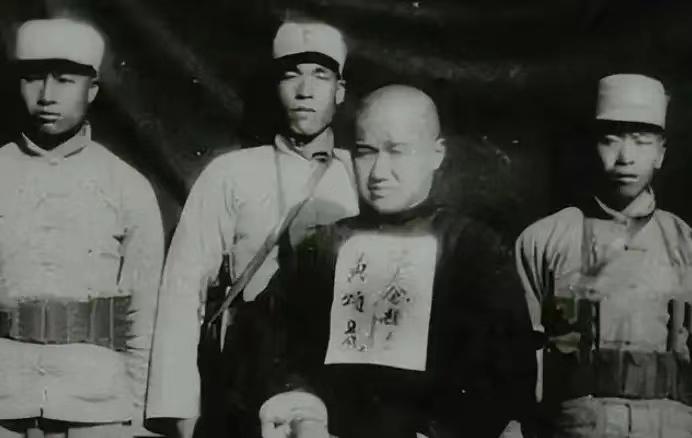 1951年，河北铁杆汉奸张百奎，在公审后被枪决。枪响，张百奎被击中。这时许多群众