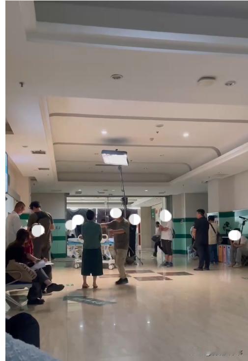 “这实在太炸裂了”！河南郑州，余先生的母亲在医院ICU抢救，可不远处，竟然有剧组