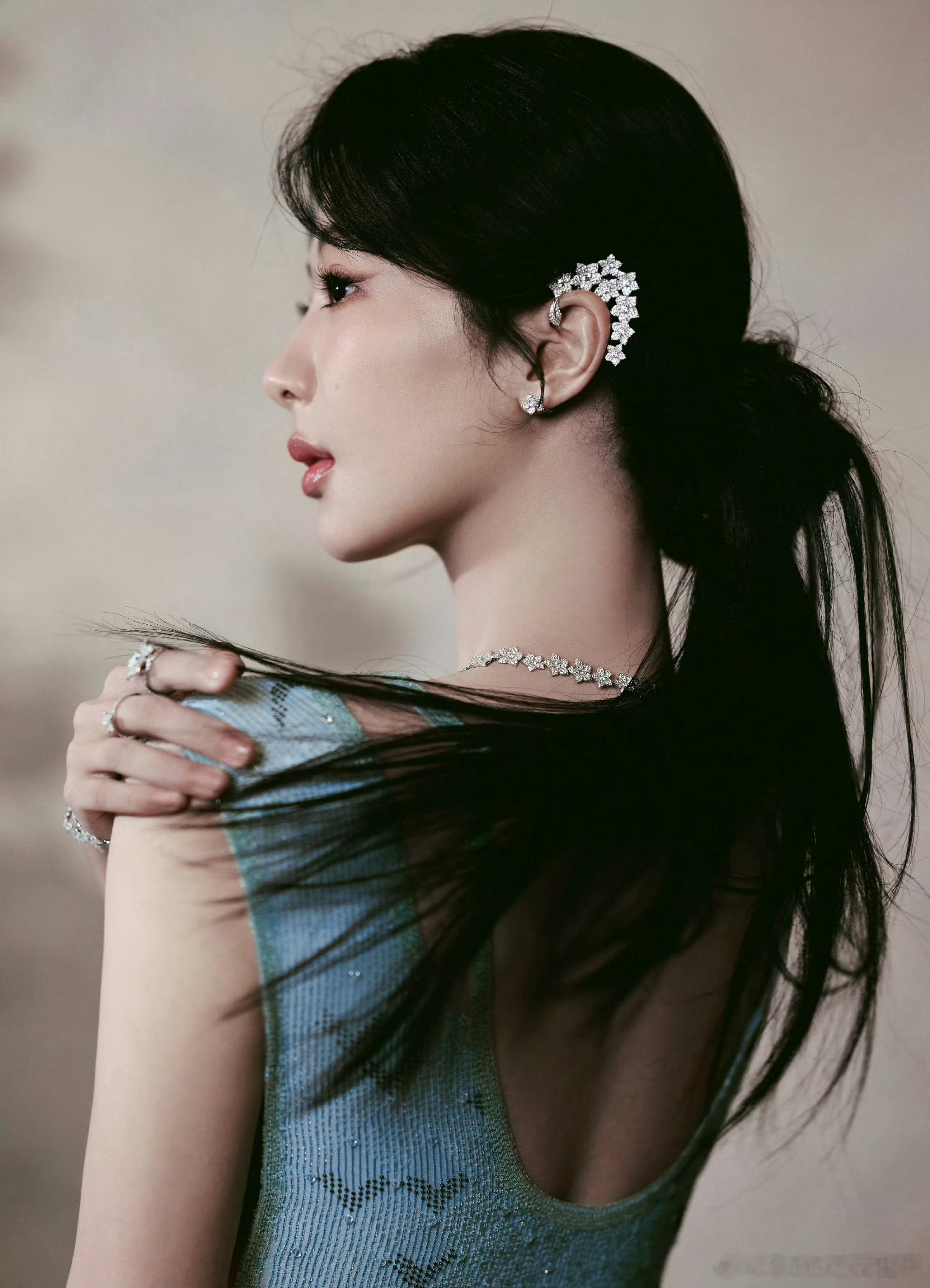 杨紫顶级造型加顶级摄影等于超强配置顶…顶级妆造…………为啥一定要执着yx美貌呢杨