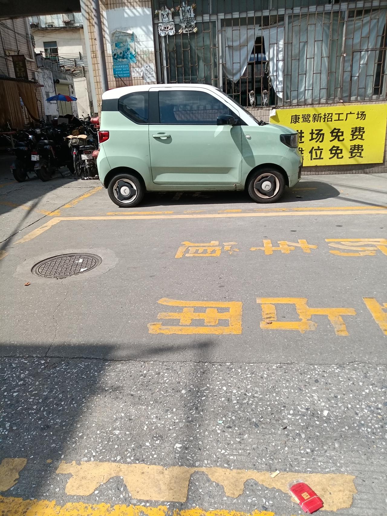 广州海珠区鹭江村工业园里面，一台微型的小面包车格外显眼，只有两个座位的微型面包车