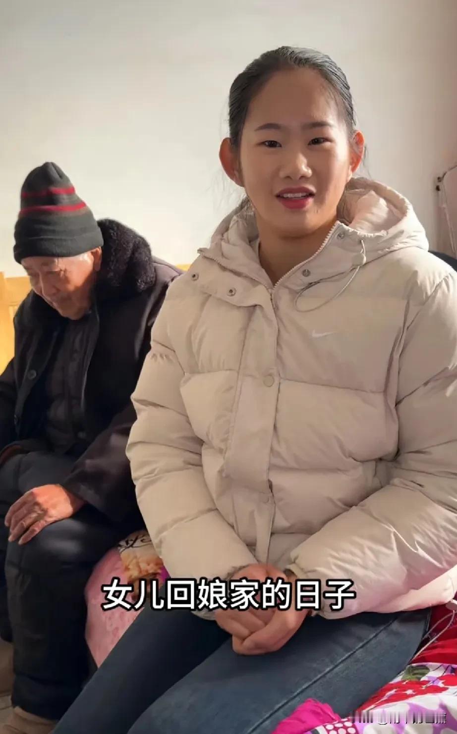 大年初二，是女儿回娘家的日子。小康和欣欣在家帮着父母招待姑姑们。
 
看着姑姑们