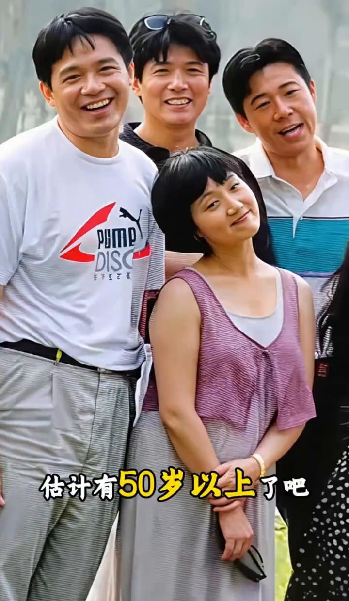 一张四十年前的老照片。
人物还没出名。
胶片上全是青涩。
你看着，会笑着偏头，也