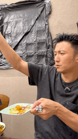 谢霆锋能给我吃一口吗 谢霆锋也体会到不能试吃的痛苦了 谢霆锋的目光全程追着美食跑