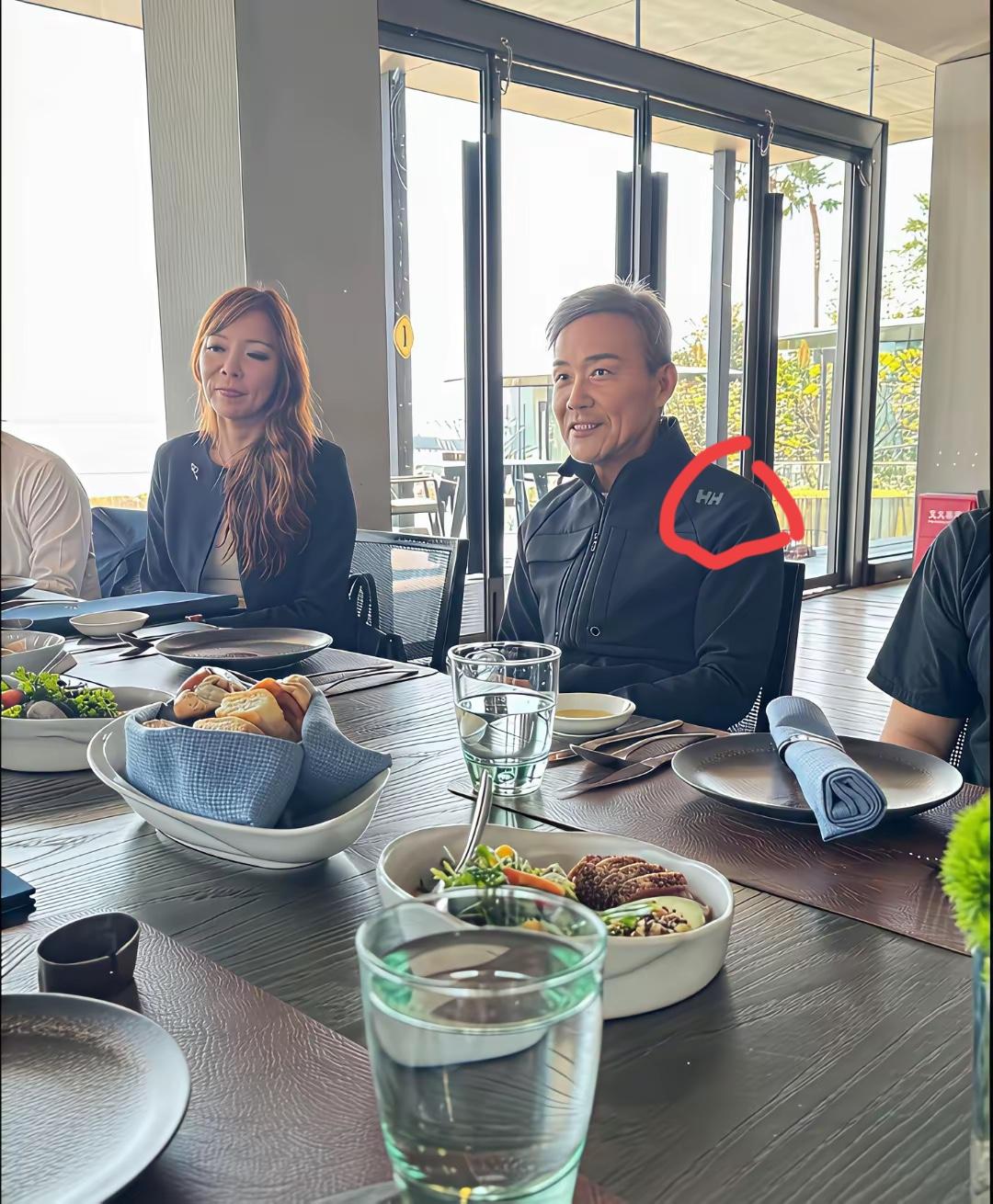 王石气质非常好，请问一下她穿的衣服是什么牌子的