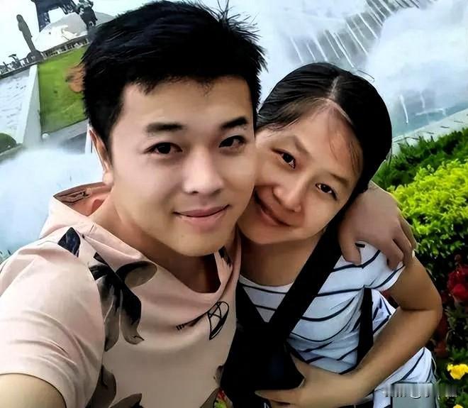 2016年，广西一小伙在亲戚的婚礼上见到一个漂亮女子，鼓起勇气与她攀谈起来。慢慢