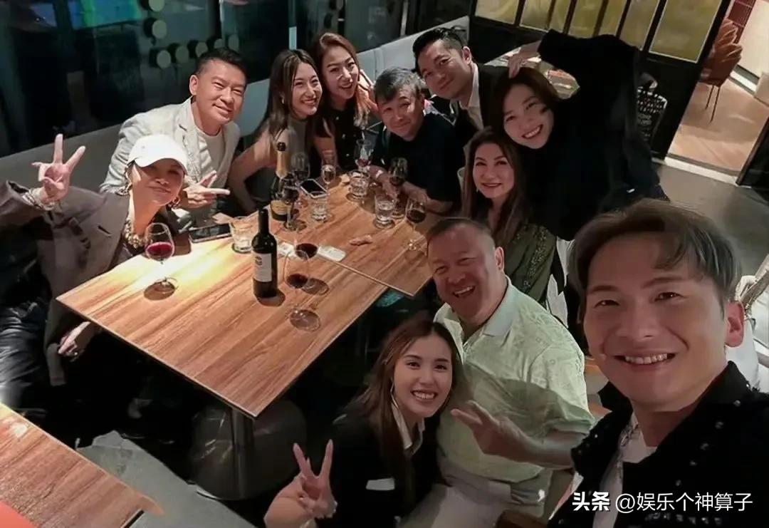 女明星半蹲于曾志伟双腿之间，姿势不雅引发争议！
先来看看港媒的报道：“TVB上位
