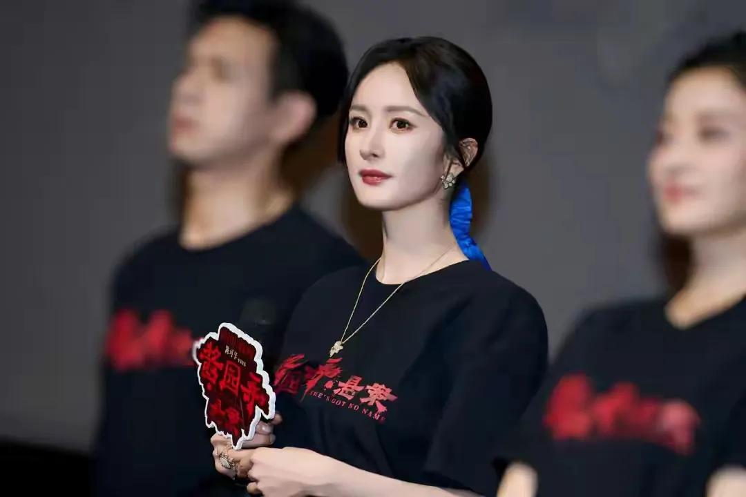 杨幂绝对是狠人一枚，为了获取以后的影视圈资源，她竟然能对章子怡这般的“卑躬屈膝”