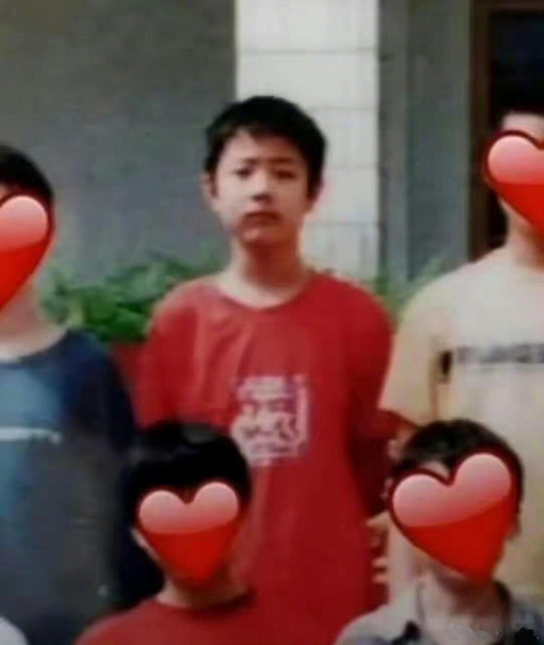 肖战小学时期肖战的小学毕业照 肖战的小学毕业照[流鼻血][流鼻血]肖战[超话] 