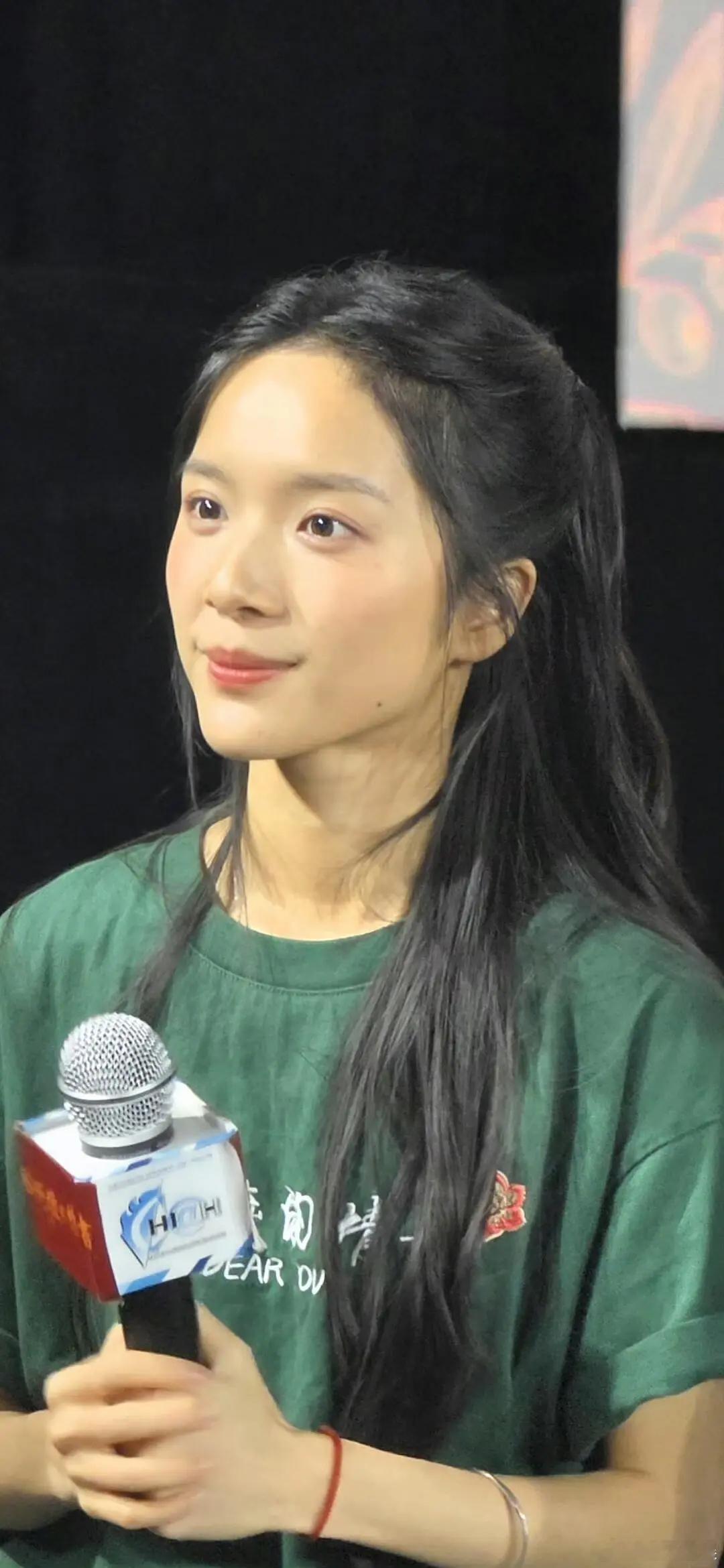 李思潼不开刘海啊 