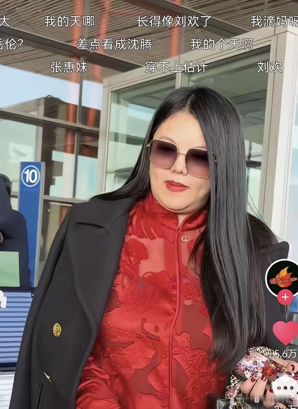 李湘这架势也太吓人了吧，怎么年纪轻轻还拄上拐杖了。
都说人到中年胖是不可避免，可