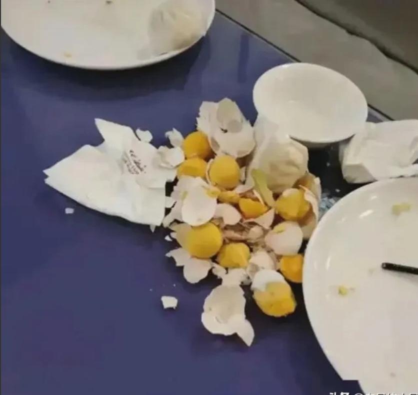 山东，一饭店推出5元早餐不限量，大爷交过钱后，就拿了7个鸡蛋、两屉小笼包、两碗粥