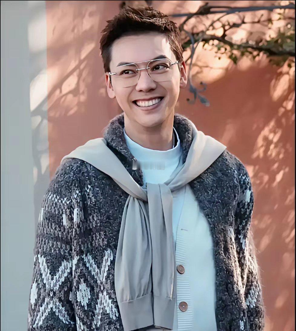 陈伟霆上了《快乐再出发》，干的第一件事不是耍帅，而是凌晨四点帮贾冰搬三十斤行李下