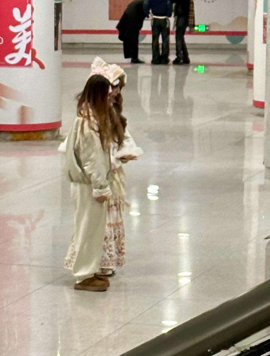 坐了几站地铁。进站等车，遇上喝高了站不住的大哥。在车厢里，遇上光脚拖拉板儿的小兄