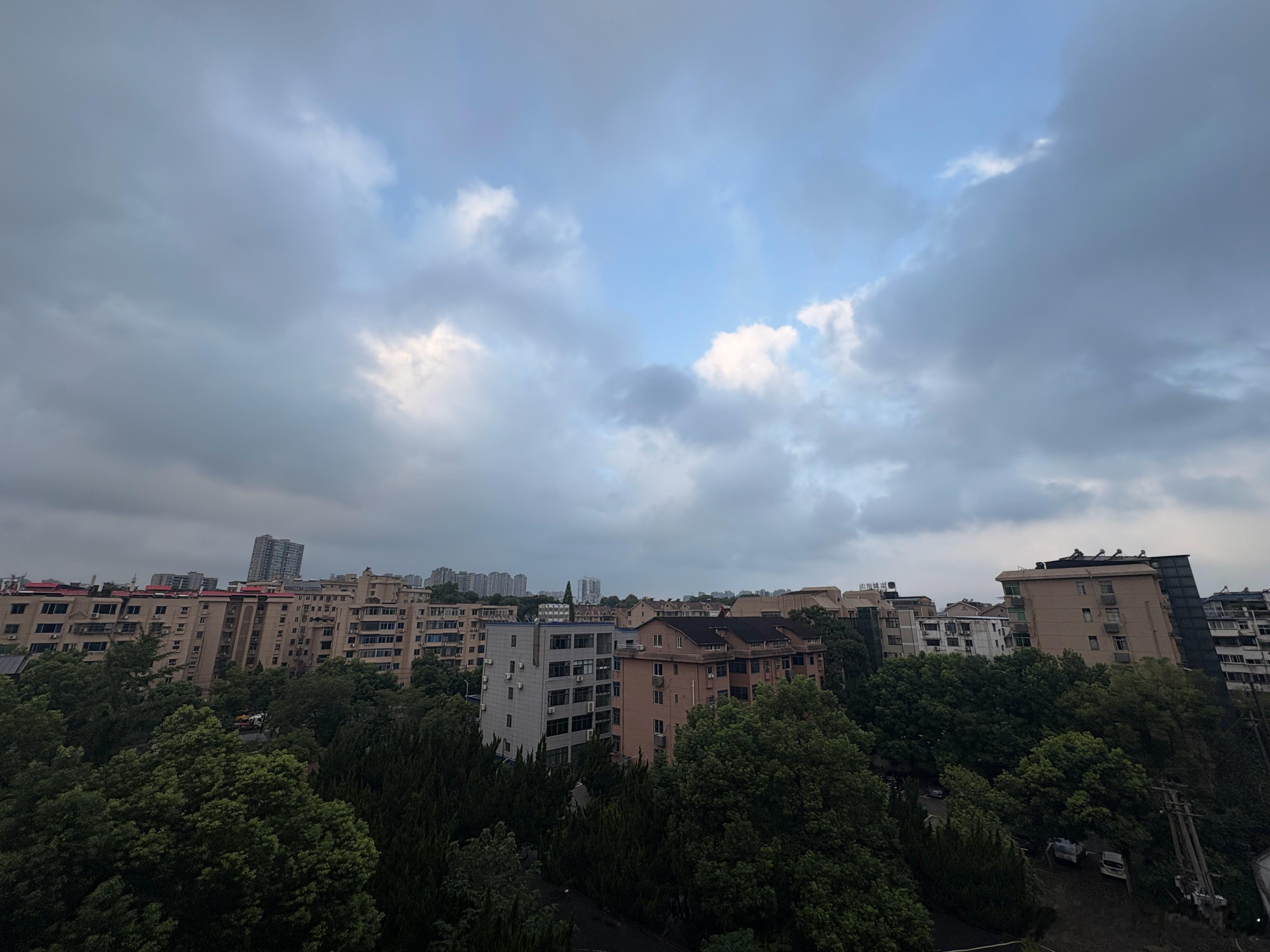周日，咖啡热美式 喝了，早上好 阴天☁️生活手记 今天还要到工作室忙一会，下周就