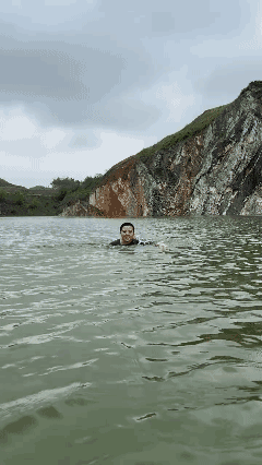 起步就踩水，绝对是个游泳高手🤙