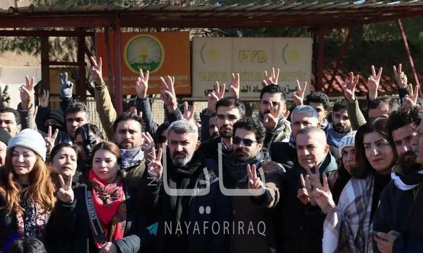 库尔德人真的是英勇。伊拉克的库尔德人越境到叙利亚参加斗争，支援自己的同胞。
看看