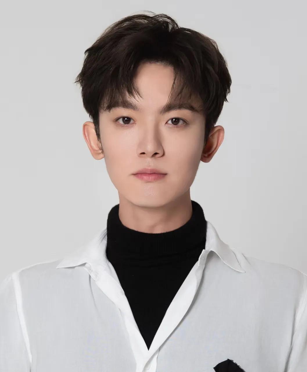 李明德显然已经不顾及任何人了
他现在还有3条路可以走

1:向马天宇以及导演
认