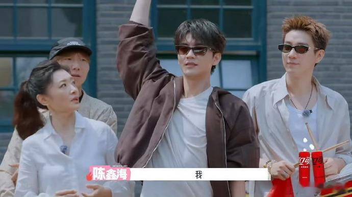 李嘉琦彭冠英陈鑫海聚餐五十公里桃花坞节目里的相处温馨又有趣，线下还相约吃饭合照，