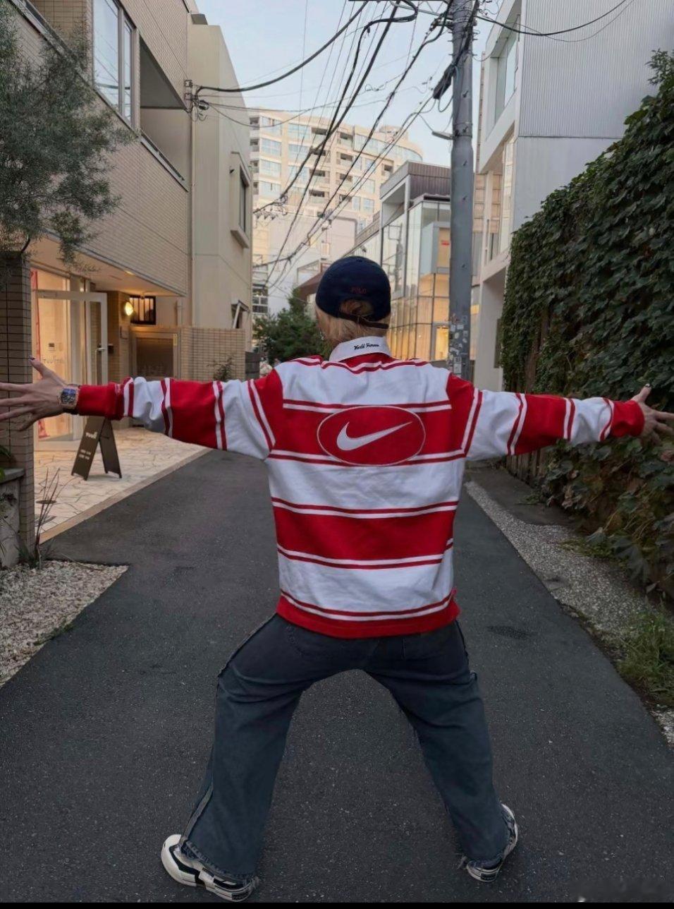 鹿晗ins发自拍花里胡哨，五颜六色。 ​​​