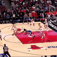 脆，嘎嘣脆！号称“大帝”的恩比德秒变成小老弟，就像拎着砖块🧱各种打铁。他下半场