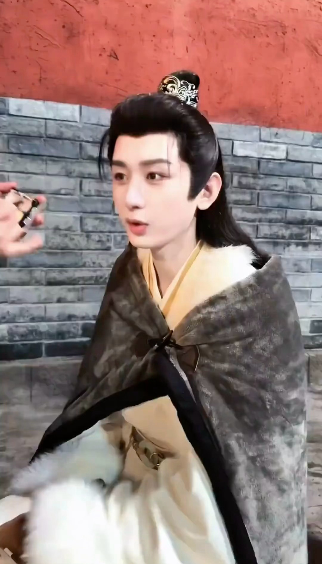 裹着披风乖乖的模样，心都被你揉软啦[拜托] ​​​