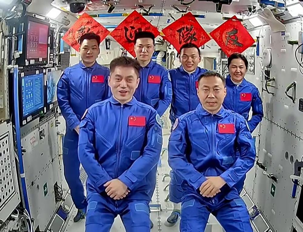 神舟十九号成功对接空间站，这得归功于航天科技六院研制的58台发动机，其中48台直