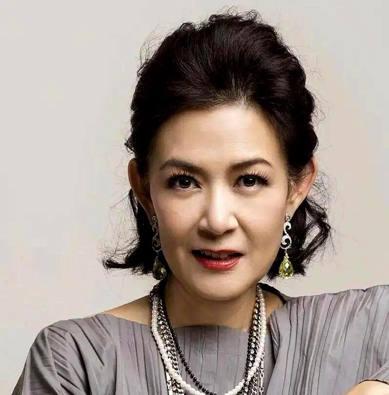 潘芳芳（中国香港，教育学硕士，精通六国语言）
她从小成天泡在爸妈搬回家的外文书里