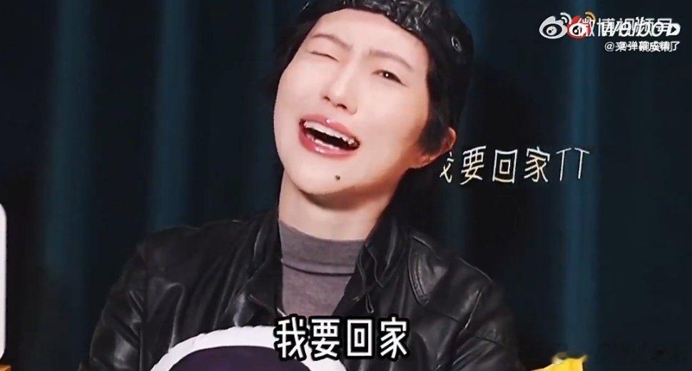 窦靖童紧张到喊妈妈救命歌手抽签窦靖童紧张直呼妈妈救命，社恐模样刷屏热搜。登台献唱