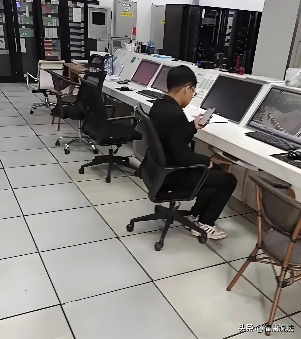 江苏无锡，男子春节在公司值班8天，节后，他找公司索要3倍工资6240元，被公司拒