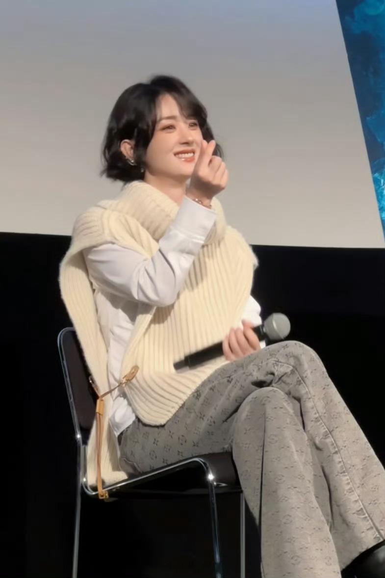 赵丽颖赵丽颖乔妍赵丽颖 电影乔妍的心事“用一颗真心去演绎一些真的角色，以此给那些