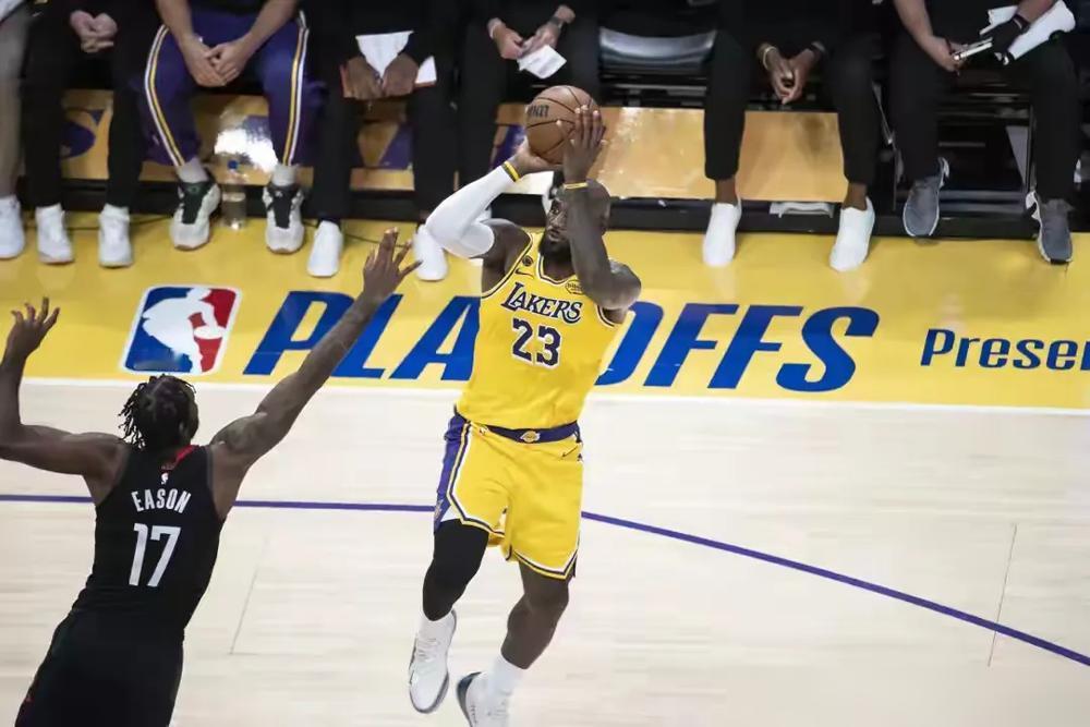 湖人最尴尬的一场胜利。里弗斯前脚刚伤，球队后脚就把火箭的命中率按到了37%，你敢