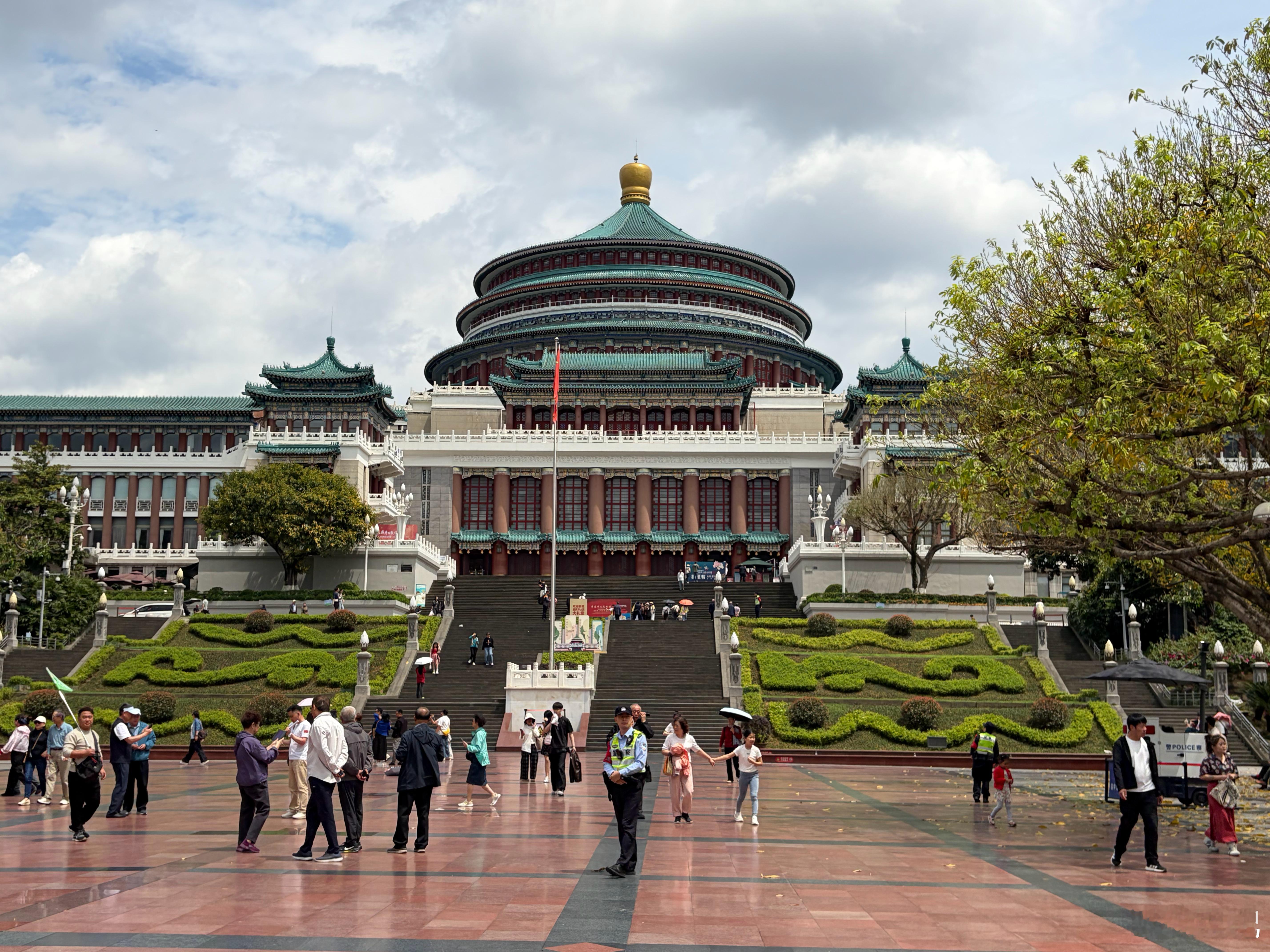 三峡博物馆和重庆大礼堂，都值得转转。三峡博物馆里面的文物蛮好看，我都没想到原来重